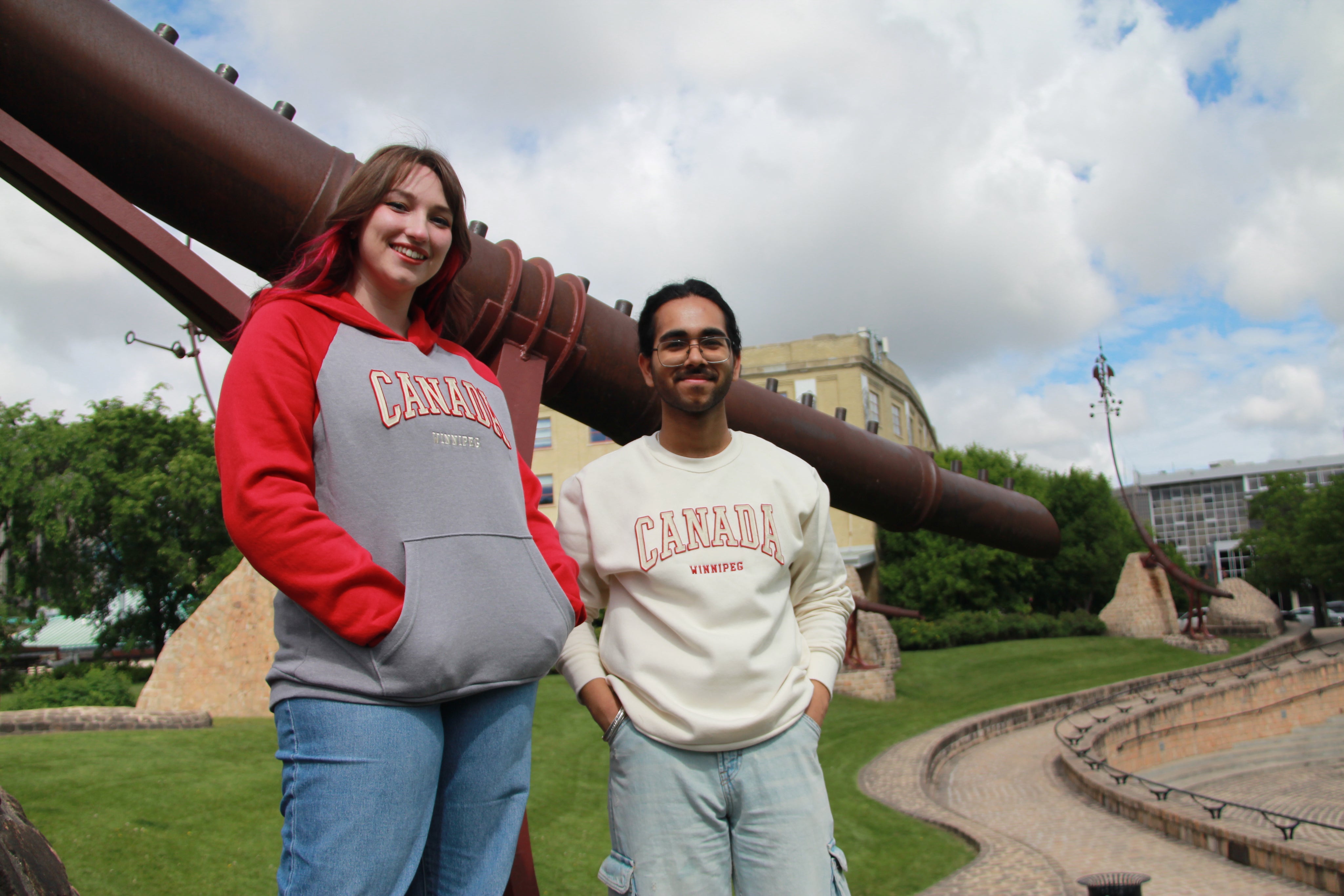 CANADA APPLIQUE RAGLAN SLEEVE HOODIE