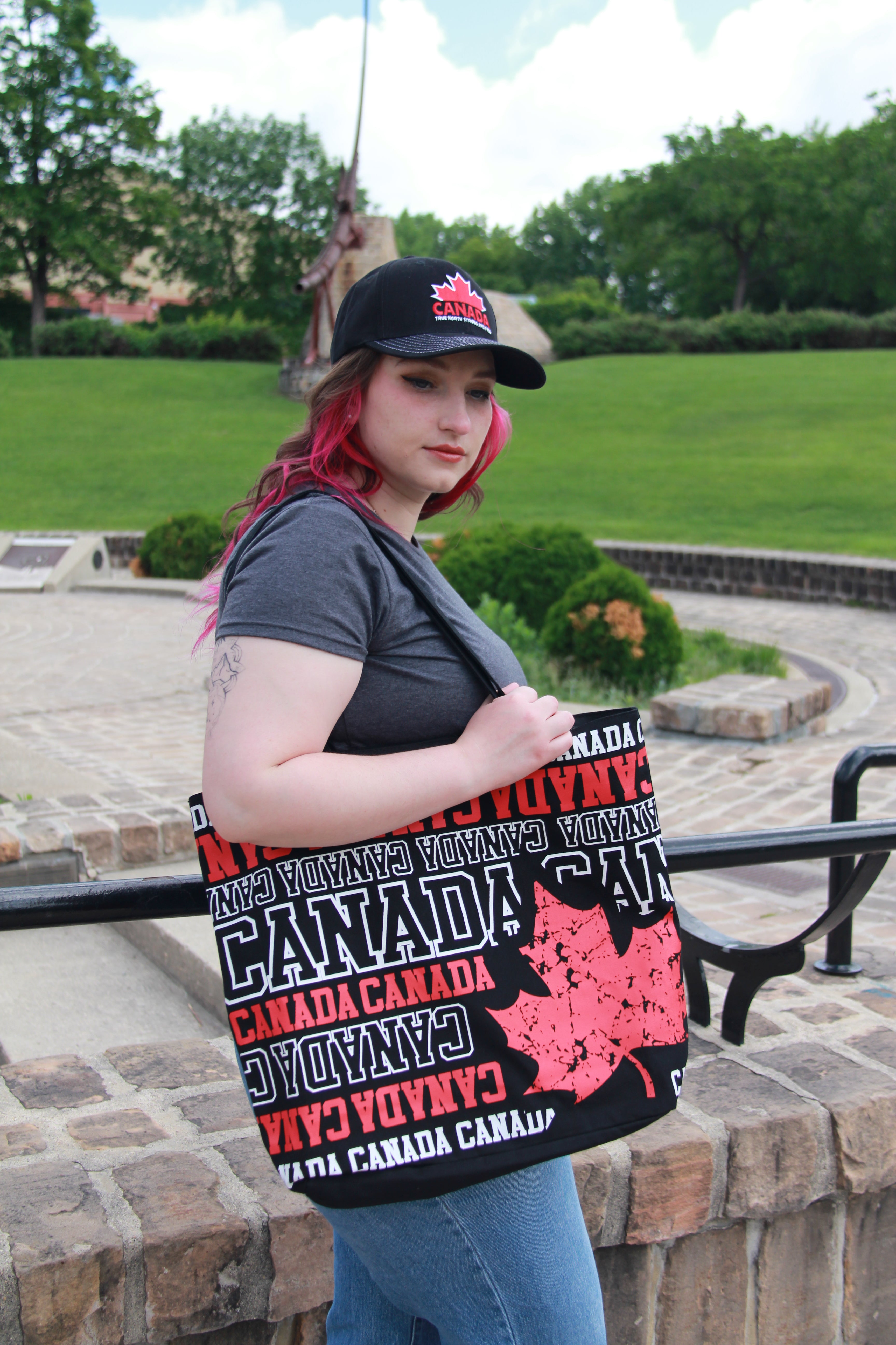 OVERSIZED CANADA TOTE