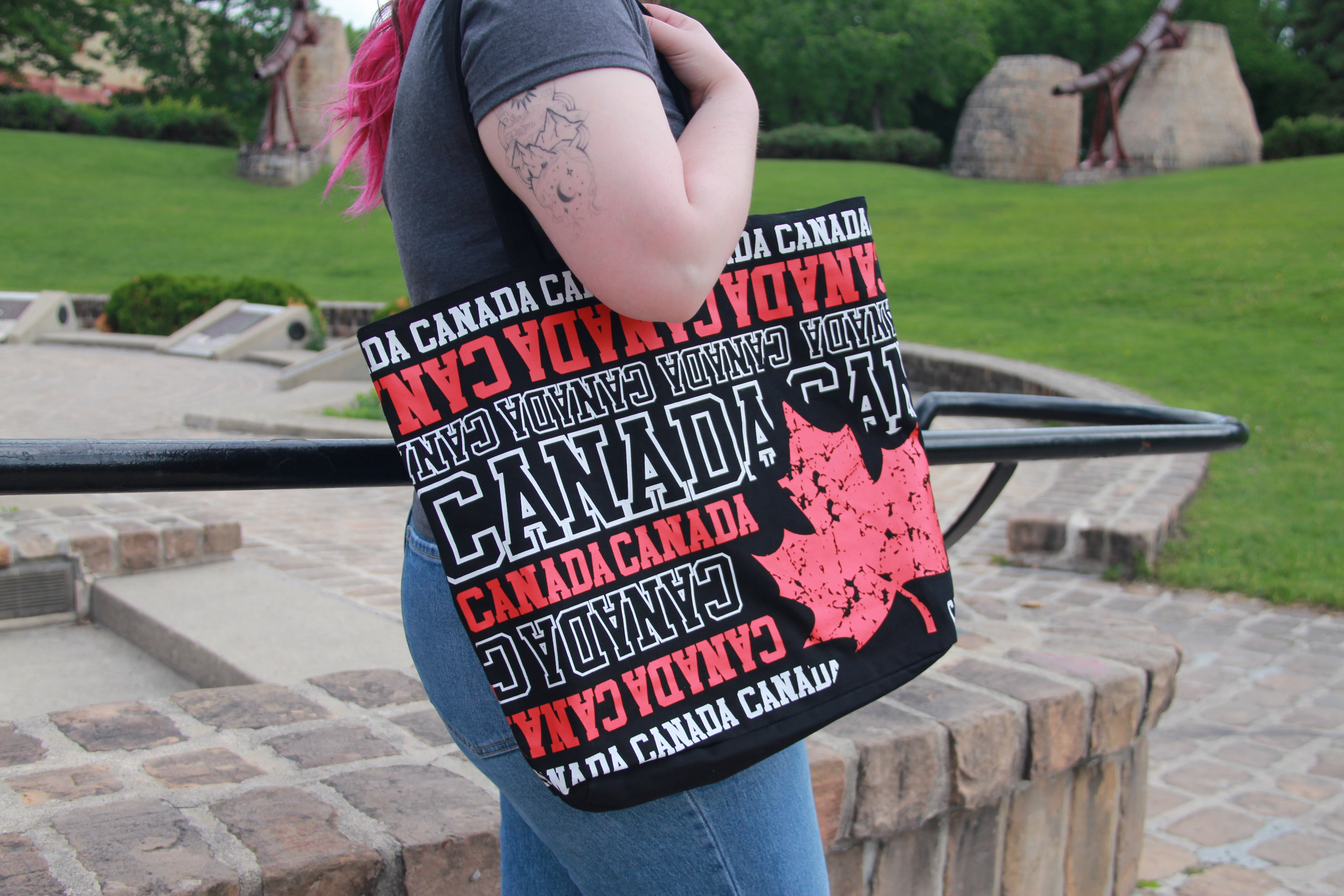 OVERSIZED CANADA TOTE